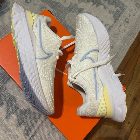 Nike Cream and Blue Running Shoes - Picture 2 of 6